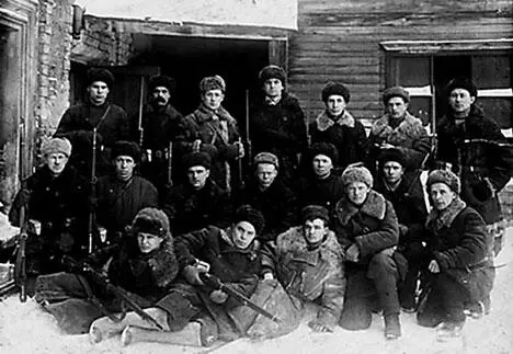 Группа бойцов истребительного батальона Тульского оружейного завода Ценой - фото 345