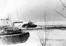 Танки Т34 1й гвардейской бригады полковника Катукова М Е идут в атаку на - фото 358