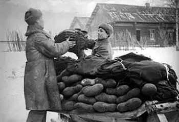 Валенки привезли 1 ноября 1941 года Суббота День выдался пасмурным с - фото 377