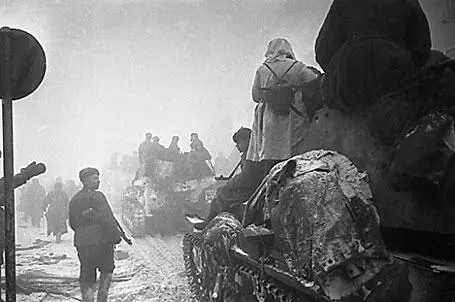 Советские войска на марше Разборка домов на топливо Ленинград блокада - фото 390