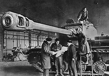 Танк готов к отправке на фронт ФОТОХРОНИКА БЛОКАДНОГО ЛЕНИНГРАДА 1941 г - фото 392