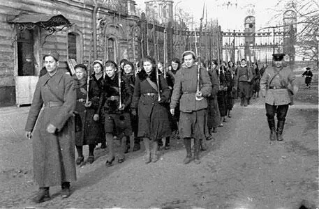 Женский стрелковый батальон на марше в Ленинграде Осень 1941 г Блокадный - фото 395