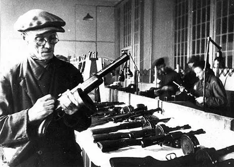 Сборка автоматов на одном из предприятий Ленинграда 1941 год Сборка - фото 403