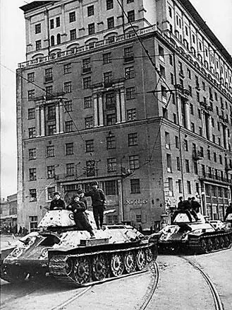Танки Красной Армии на улицах Москвы 1941 г Это была наша единственная - фото 411