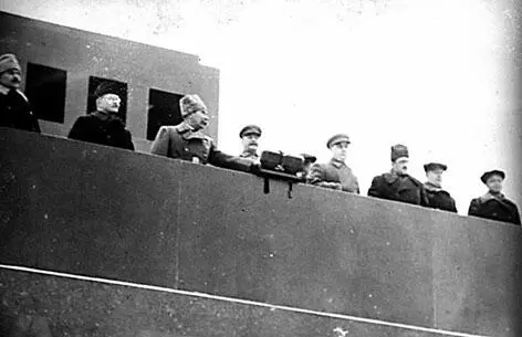 Руководители партии и правительства на трибуне Мавзолея В И Ленина в день - фото 413