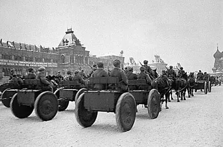 С парада на фронт Зенитные орудия на параде 7 ноября 1941 г Во время - фото 415