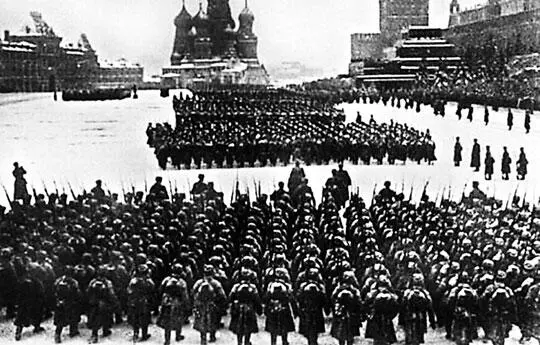 Красная площадь в день парада 7 ноября 1941 г Через Красную площадь прямо - фото 418