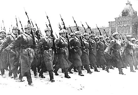 Через Красную площадь прямо на фронт 7 ноября 1941 г Солдаты с винтовками - фото 419