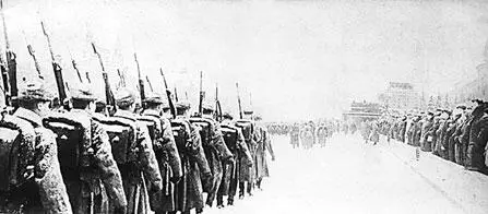 Солдаты с винтовками СВТ40 на параде Парад 7 ноября 1941 года - фото 420
