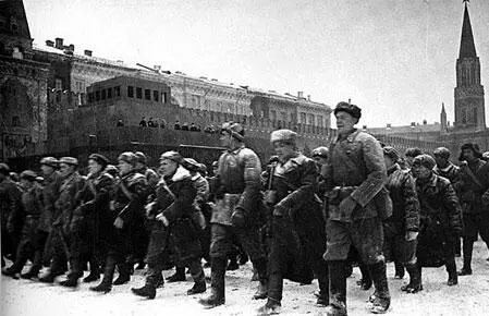 Народные ополченцы на параде Кавалеристы на Красной площади на параде в - фото 423
