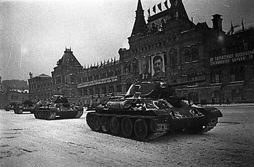 Советские средние танки Т34 на параде на Красной площади Танки идущие по - фото 425