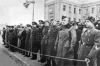Главные зрители иностранные дипломаты в погонах военные атташе - фото 430