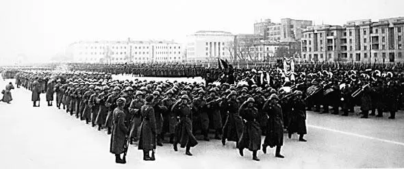 Пехотинцы участники военного парада 7 ноября 1941 года на площади им В В - фото 432