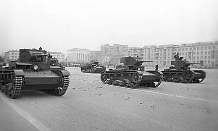 Легкие танки Т26 на параде 7 ноября 1941 года в городе Куйбышеве Гусеничные - фото 433