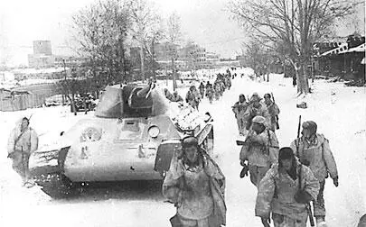 Советские войска на марше На танк нанесен зимний камуфляж все бойцы в - фото 85
