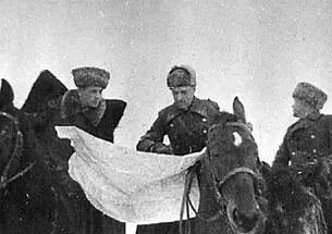 Л М Доватор слева изучает дальнейший план действий кавалерии В тяжелых - фото 133