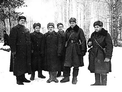 На КП 16й армии Рокоссовский К К второй вправа Белобородов А П - фото 143