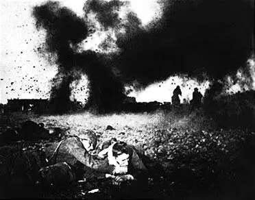 Оказание помощи раненому бойцу во время боя 14 часов 28 ноября 50я - фото 181