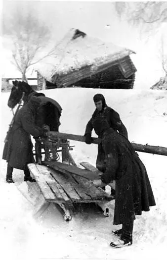 Подготовка фашистов к казни Зои Космодемьянской Фашисты ведут Зою - фото 193