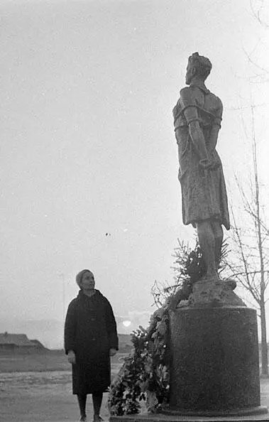 Памятник Зое Космодемьянской в деревне Петрищево где погибла отважная - фото 200