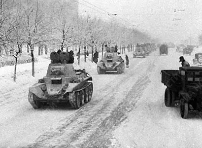Советские танки идут на защиту столицы Войска прибывающие форсированным - фото 208