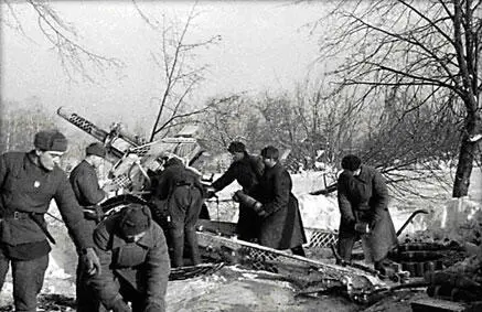 Советские артиллеристы выбивают врага из населенного пункта Из дневника - фото 276