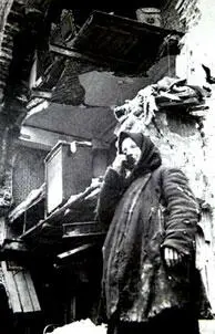 После фашистского авиационного налета г Ленинград Санитарки оказывают - фото 75