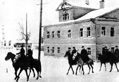 Советские войска входят в освобожденный Тихвин Зима 1941 г В боях за город - фото 89