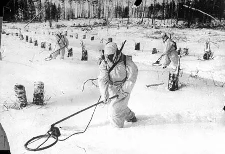 Советские саперы на разминировании участка Из архивных документов и - фото 102