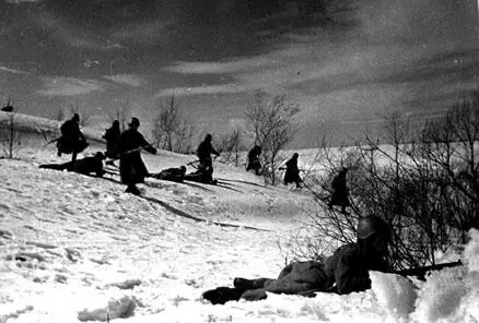 Смерть фашистским оккупантам 11 декабря 1941 г Части 9й гвардейской - фото 112