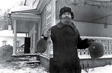 Бывший кучер Л Н Толстого И В Егоров выносит из дома писателя музеяусадьбы - фото 116