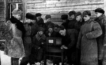 Бойцы слушают радио 12 декабря из сводки Совинформбюро вспоминал командир - фото 132