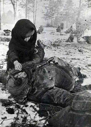Ребенок рядом с убитой матерью В эти дни Батальон советских десантников - фото 165