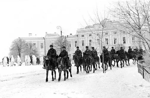 Войска Калининского фронта в центре г Калинина на пл Ленина Вступление - фото 178
