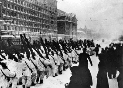 Жители Москвы провожают колонну воиновлыжников на фронт Днем 16 декабря - фото 181