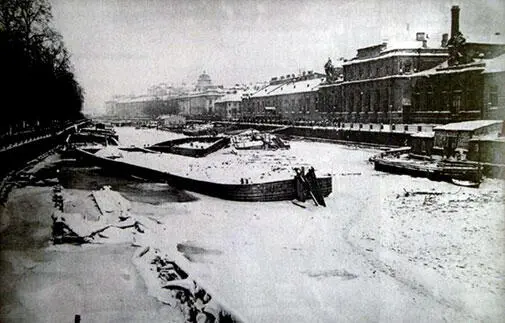 Холодная зима 19411942 гг в блокадном Ленинграде Баржи вмерзшие в лед - фото 185
