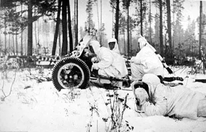 Советские артиллеристы с 45мм противотанковой пушкой декабрь 1941 г Из - фото 194