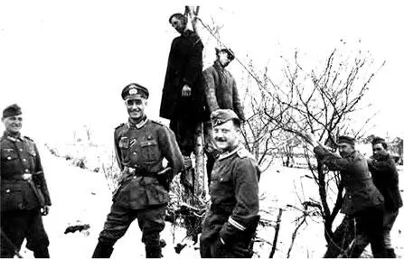Зверства фашизма Погибший советский военнопленный которого немецкие изверги - фото 200