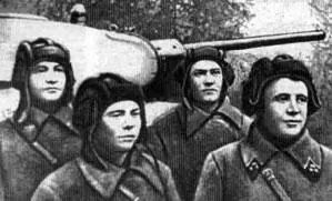 Танковый экипаж Дмитрия Федоровича Лавриненко Д Лавриненко крайний справа - фото 206