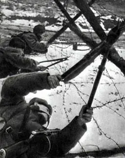 Саперыразведчики готовят проходы в немецких заграждениях В эти дни - фото 208