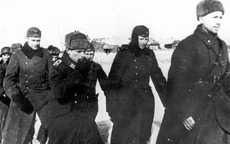Красноармеец конвоирует немецких военнопленных Из журнала боевых действий - фото 220