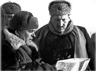Михаил Григорьевич Ефремов справа Верховный Главнокомандующий И Сталин - фото 228
