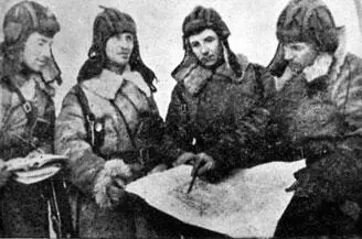 Уточнение боевой задачи Слева направо К Самохин А Рафтопулло Ф - фото 229