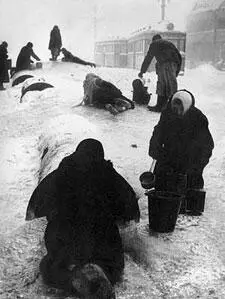 Зима 19411942 За водой После артобстрела Невский проспект - фото 255