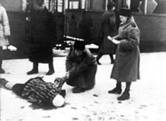 После артобстрела Невский проспект Единственное средство обогреть - фото 256