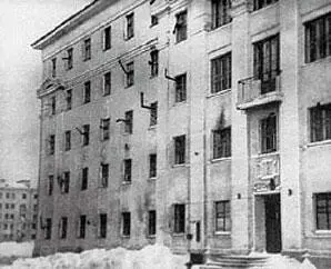 Единственное средство обогреть заледенелые дома маленькие буржуйки трубы - фото 258