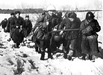 В тыл противника В это же время Стремясь расшатать немецкую оборону - фото 275