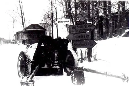 Кинутое немцами орудие PaK3536 рядом с указателем в пригороде Тихвина - фото 312