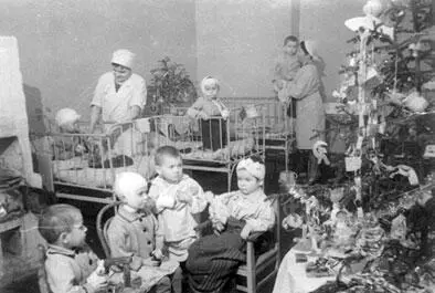 Новогодняя елка в больнице 31 декабря 1941 года По Ленинграду смерть метет - фото 334
