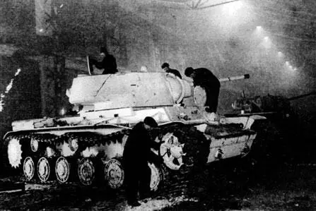 Ремонт танков КВ1 в цехах завода Серп и молот Москва Зима 1942 года - фото 335